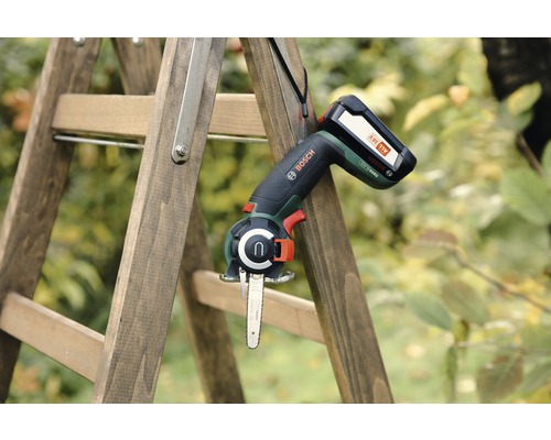 Drujba cu acumulator pe o scară de lemn