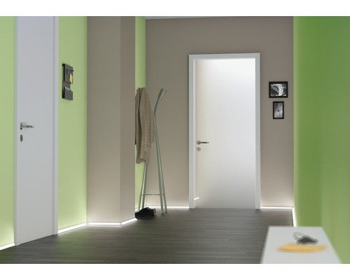 Hol cu două uși interioare, suport pentru haine și iluminare cu LED