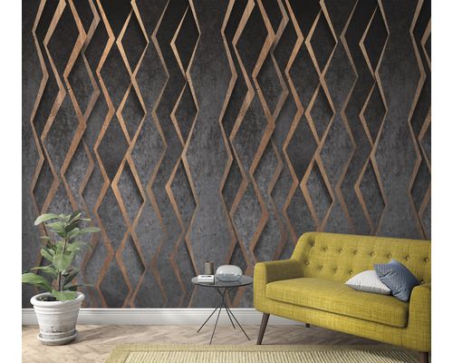 Living decorativ cu tapet de perete gri cu model geometric, o plantă și o canapea galbenă.