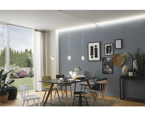 Sufragerie cu masă, scaune, lămpi suspendate și șină de tavan