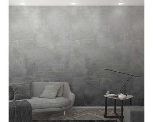 Decor decorativ de perete gri cu canapea, masă și lampă într-o cameră de zi.