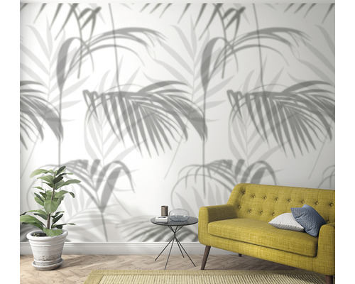 Cameră de zi cu tapet cu model de palmieri, canapea și plantă de interior