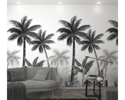 Living cu fototapet cu palmieri, canapea și lampă de masă.