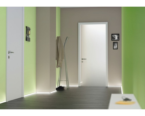 Hol cu două uși interioare, garderobă și iluminare indirectă.