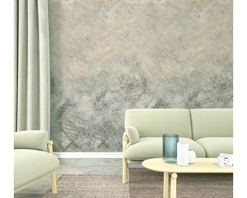 Cameră de zi cu mobilier deschis la culoare și un perete cu tapet cu aspect de beton