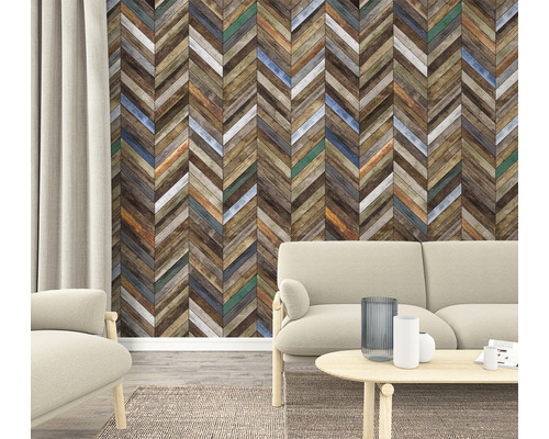 Cameră de zi cu tapet herringbone, canapea și masă