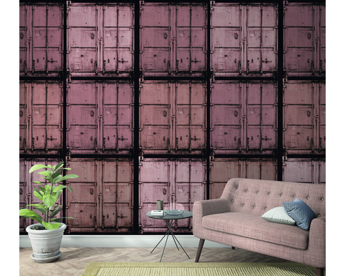 Cameră de zi cu fototapet care prezintă containere maritime stivuite, canapea, măsuță laterală și plantă în ghiveci.