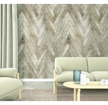 Living cu canapea, masă și perete cu model herringbone