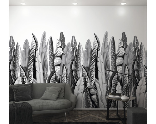 Cameră de zi cu tapet cu model de frunze, canapea și măsuță laterală