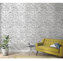 Living cu tapet cu model, canapea, măsuță laterală și plantă de interior