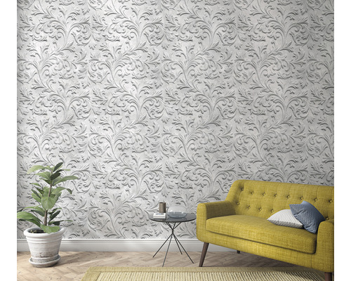 Living cu tapet cu model, canapea, măsuță laterală și plantă de interior