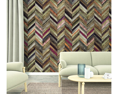 Cameră de zi cu tapet cu model de lemn cu model de săgeată și mobilier bej