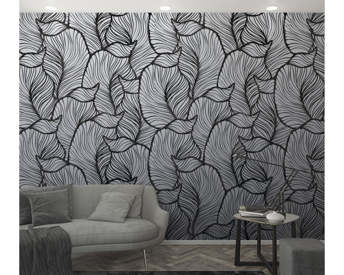 Cameră de zi cu tapet cu model de frunze, canapea și măsuță laterală.