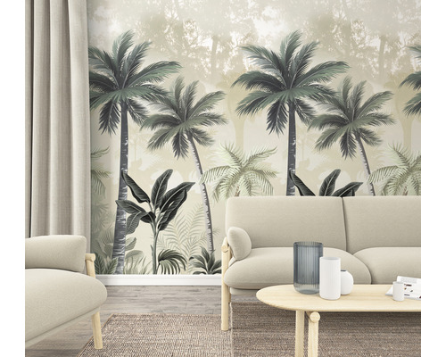 Sufragerie cu fototapet cu motiv de junglă, canapea, fotoliu, masă și perdea
