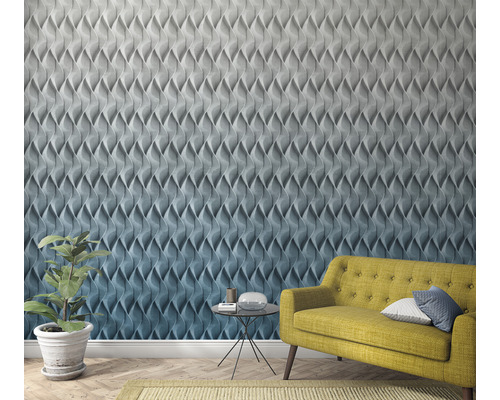 Perete decorativ cu panouri tridimensionale, canapea galbenă și plantă în ghiveci