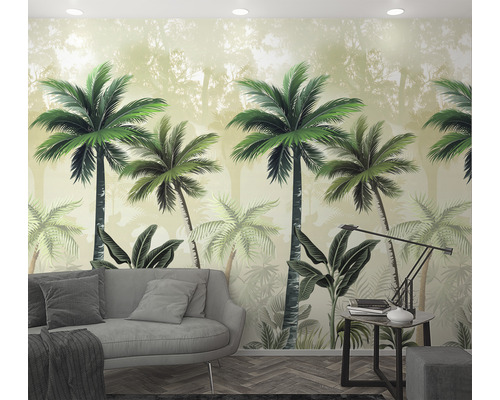 Cameră de zi cu fototapet cu model de palmieri, canapea și lampă de podea