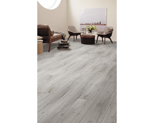 Cameră de zi luminoasă cu podea laminată cu aspect de lemn, canapea, fotolii și decorațiuni