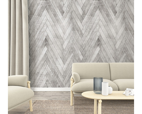 Living cu canapea, fotoliu și tapet de perete cu model herringbone