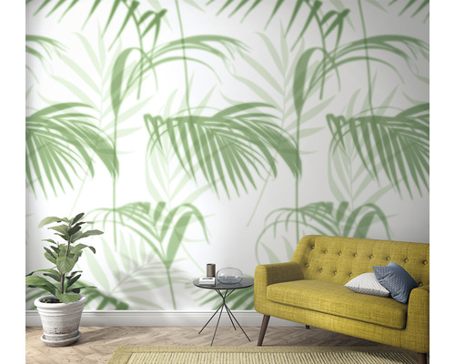 Living cu tapet cu model de palmieri, canapea, plantă și măsuță laterală