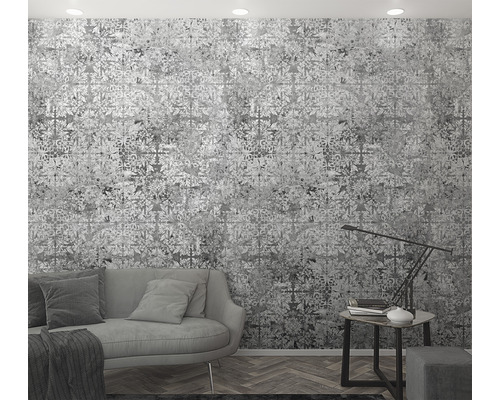 Living cu tapet modelat, canapea și măsuță laterală cu lampă.