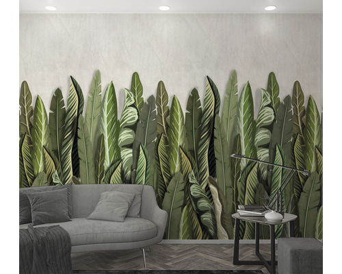 Cameră de zi cu tapet cu frunze, canapea și măsuță laterală cu lampă