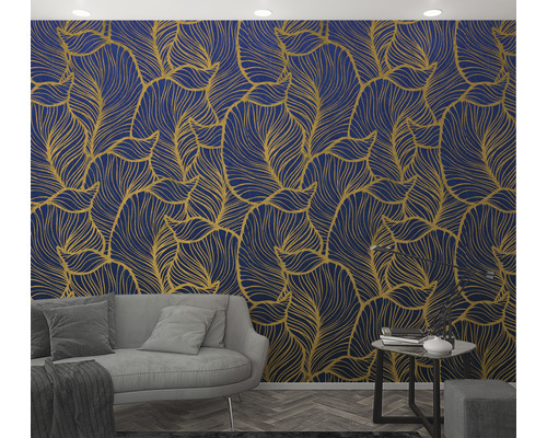 Living cu canapea și tapet cu model de frunze