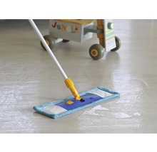 Mop plat care curăță o podea