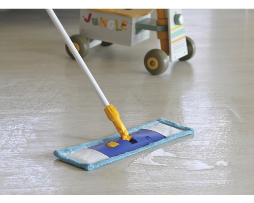 Mop plat care curăță o podea