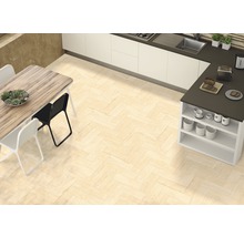 Bucătărie luminoasă cu masă de lemn, scaune și gresie cu model herringbone.
