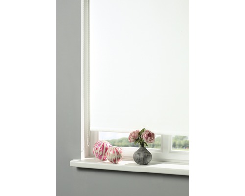 Rulou albă la fereastră cu decorațiuni