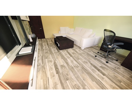 Camera de zi cu canapea, masă, scaun de birou și podea din lemn