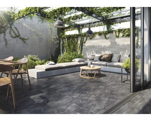 Terasa cu gresie de podea, zonă de relaxare și plante