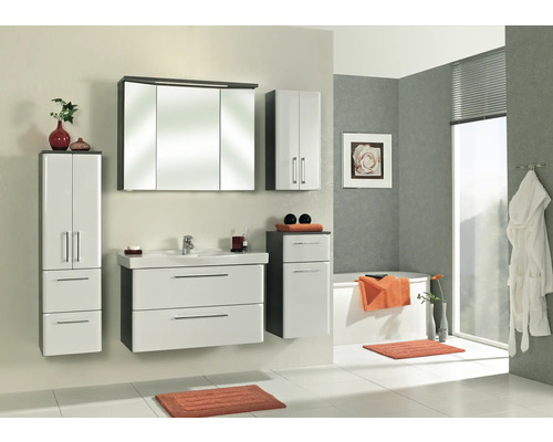 Set de baie modern cu lavoar, dulap cu oglindă și dulap înalt