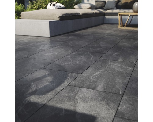 Terasa cu plăci ceramice gri închis și zonă de relaxare