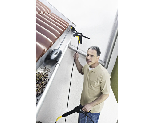 Bărbat care curăță jgheabul cu un curățător de jgheaburi