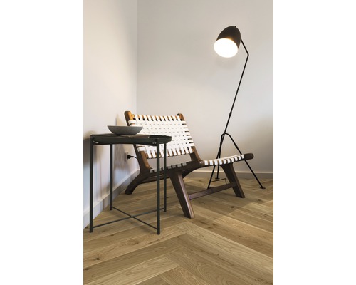 Scenă de cameră cu fotoliu, lampadar și măsuță laterală