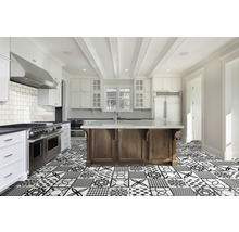 Bucătărie luminoasă cu insulă de gătit și gresie de pardoseală cu design patchwork