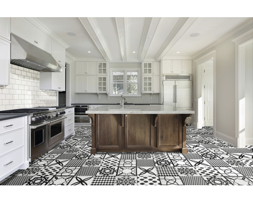 Bucătărie luminoasă cu insulă de gătit și gresie de pardoseală cu design patchwork