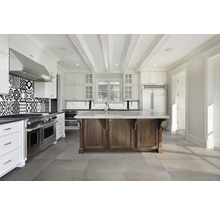 Bucătărie luminoasă cu insulă de bucătărie, podea cu gresie și plăci de mozaic