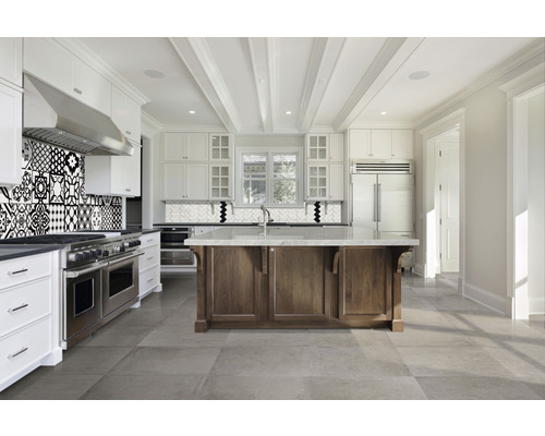 Bucătărie luminoasă cu insulă de bucătărie, podea cu gresie și plăci de mozaic