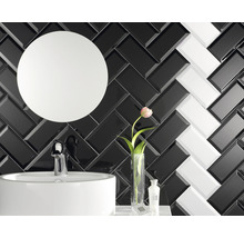 Vedere baie cu chiuvetă, oglindă rotundă și faianță în model herringbone