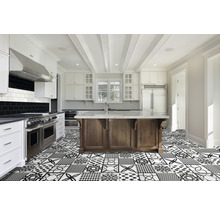 Bucătărie luminoasă cu insulă de bucătărie, dulapuri albe și gresie cu model