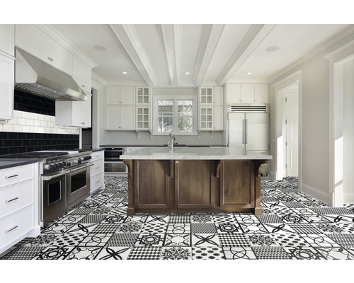 Bucătărie luminoasă cu insulă de bucătărie, dulapuri albe și gresie cu model