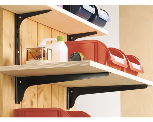 Sistem de rafturi cu rafturi și console de rafturi în spațiul de depozitare