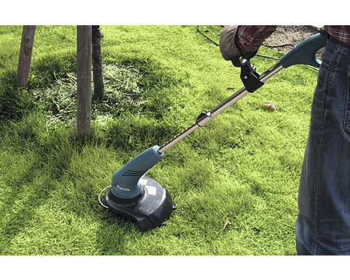 Trimmer de gazon utilizat pe un gazon