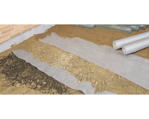 Structură stratificată cu folie anti-buruieni, pietriș, nisip și pietre de pavaj pentru construcția unei alei de grădină