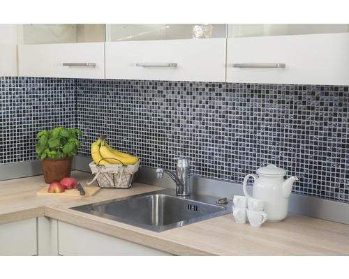 Scenă de bucătărie cu chiuvetă, robinet, faianță mozaic și ustensile de bucătărie