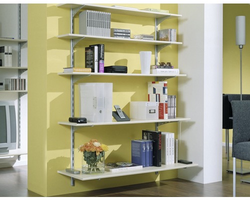 Sistem de rafturi cu polițe pentru montare pe perete în camera de zi.