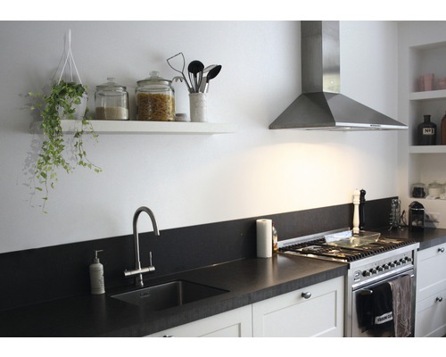 Bucătărie luminoasă cu chiuvetă, aragaz, hotă și rafturi