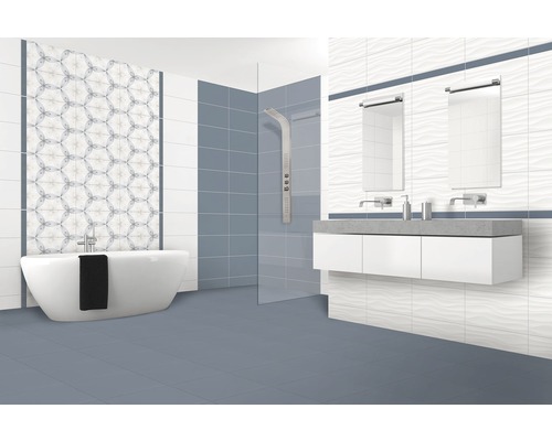 Baie modernă cu cadă, duș și lavoar